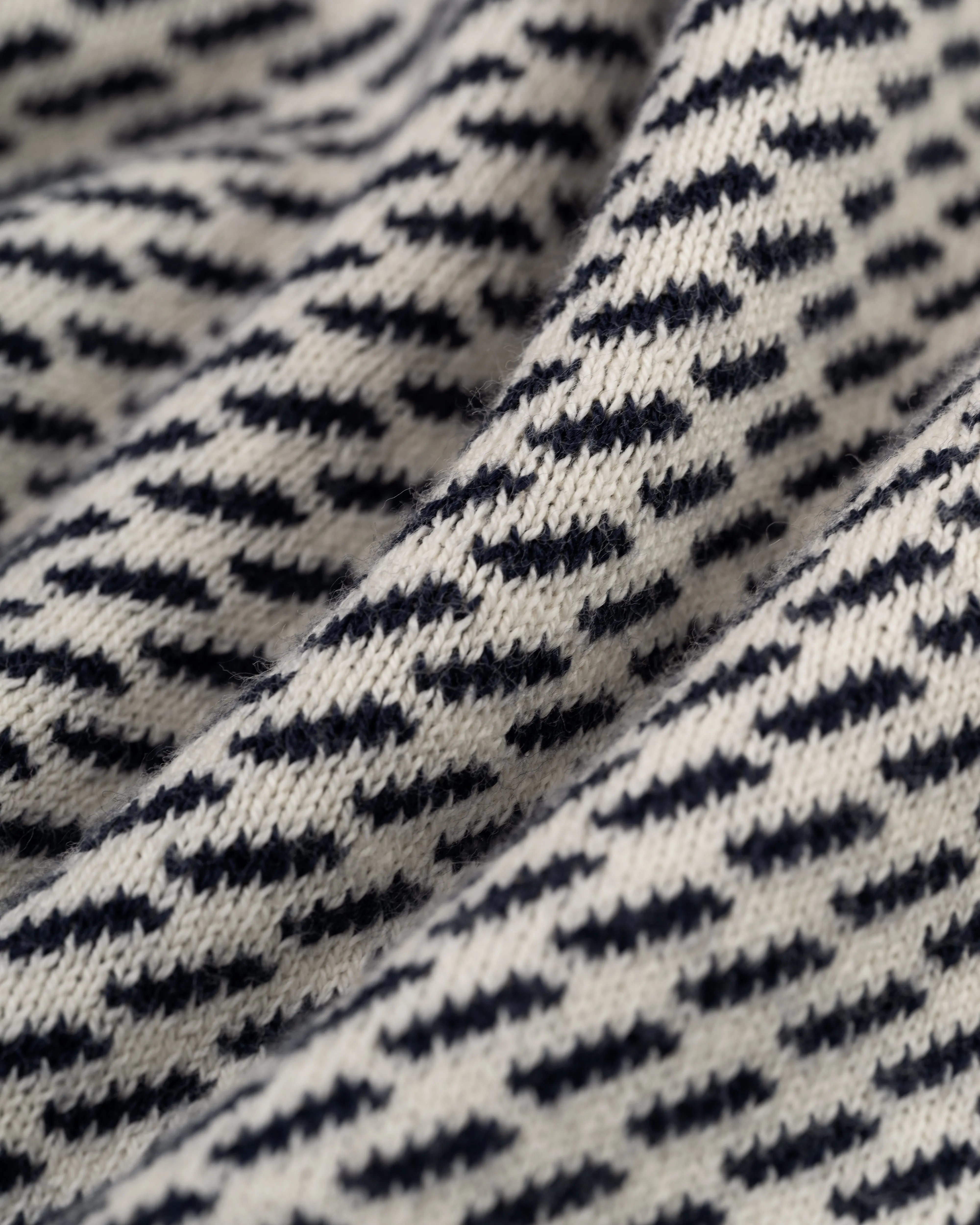 CREAM TIC PATTERN QUARTER ZIP SWEATER