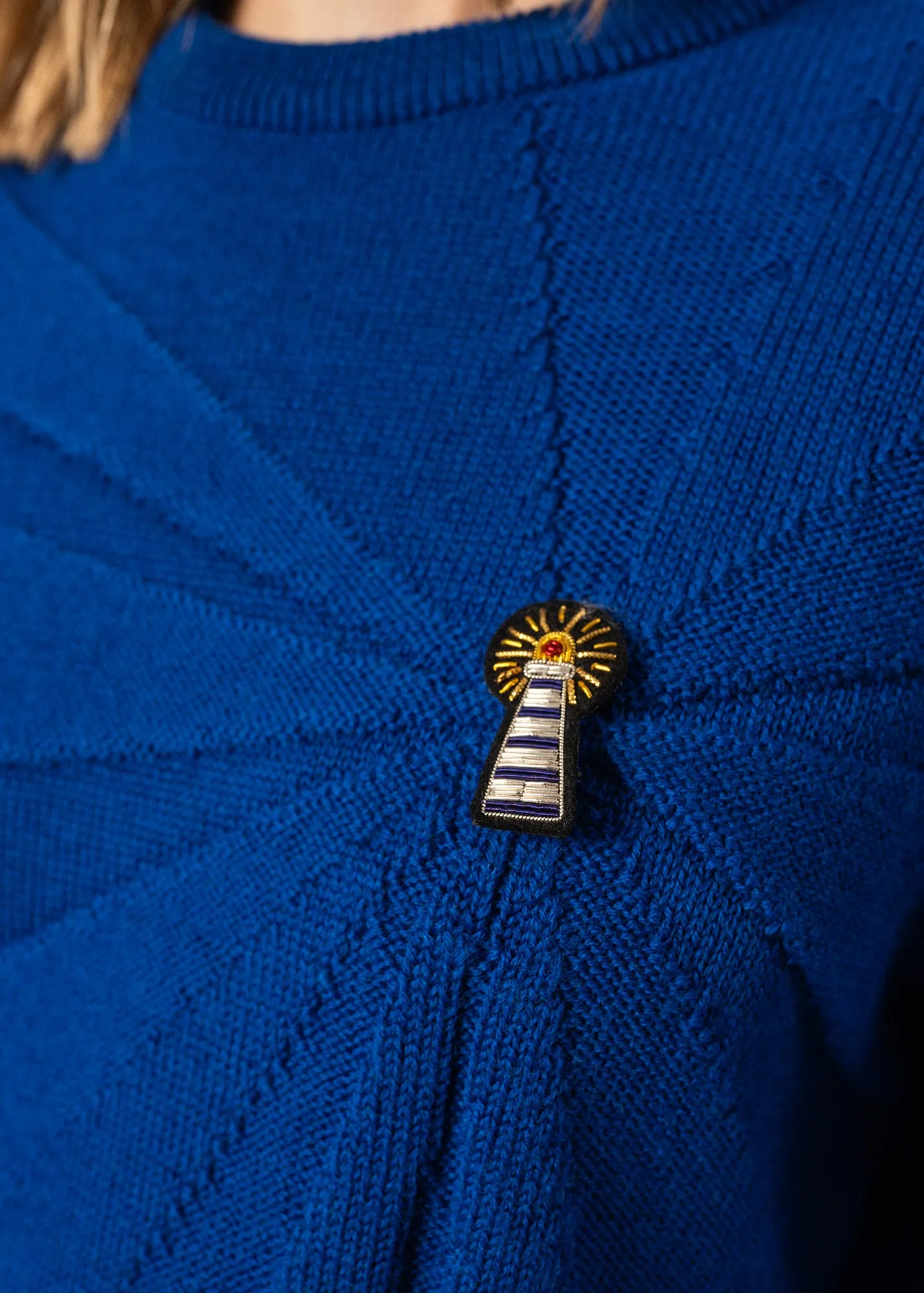 LIGHTHOUSE - Wool Sweater with lighthouse brooch by Macon & Lesquoy (ROYAL BLUE)